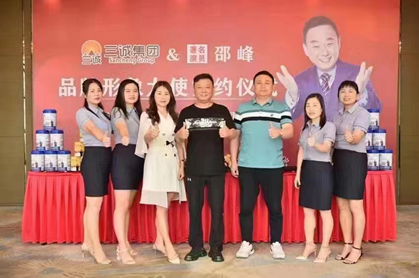 江西三誠(chéng)集團(tuán)&著名演員邵峰簽約儀式 (2).jpg 江西三誠(chéng)集團(tuán)&著名演員邵峰簽約儀式 (2).jpg