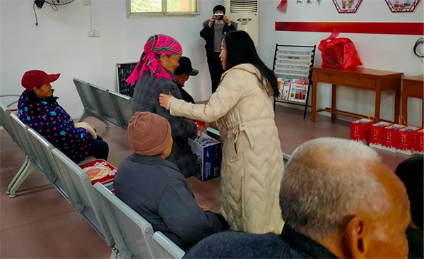 江西三誠實業(yè)有限公司負責人慰問老人.jpg 江西三誠實業(yè)有限公司負責人慰問老人.jpg